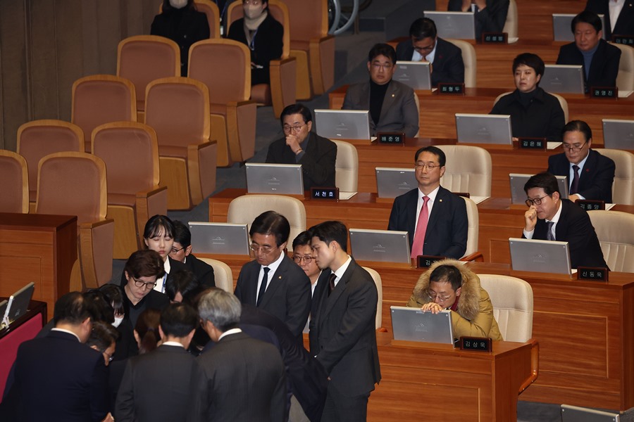 국회의원들이 14일 국회 본회의에서 윤석열 대통령 탄핵소추안의 표결 결과를 기다리고 있다. / 사진=연합뉴스