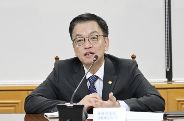 최상목 부총리 겸 기획재정부 장관이 12월 15일 오후 서울 종로구 정부서울청사에서 '긴급 경제관계장관회의'를 주재하고 있다. / 사진=기획재정부