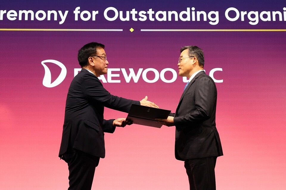 지난 11월 12일, 여의도 페어몬트 엠배세더 서울호텔에서 최상목 경제부총리로부터 표창장을 수여받고 있는 대우건설 김보현 대표이사. /사진=대우건설