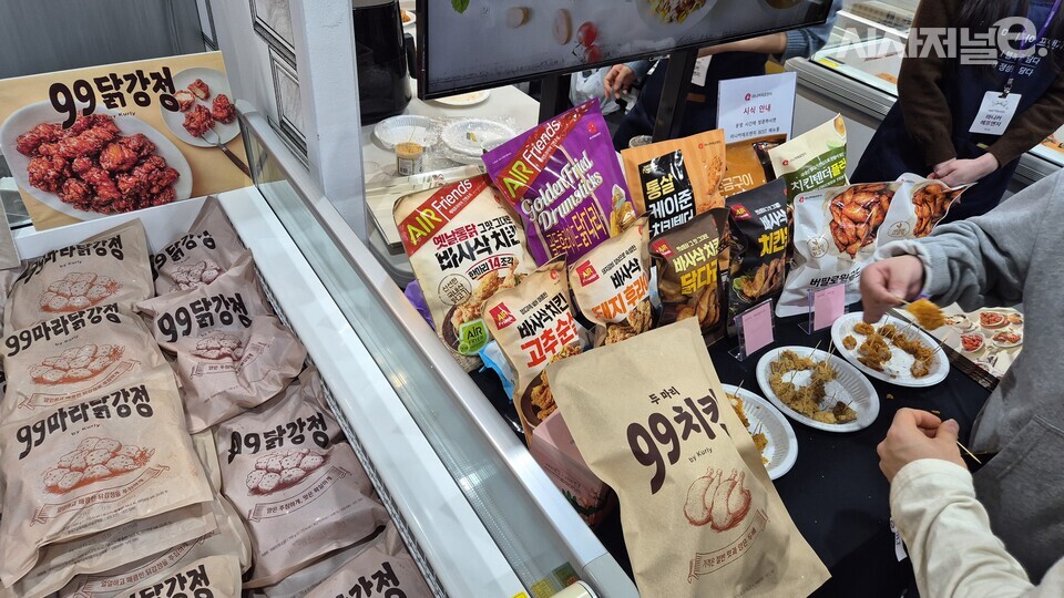 컬리푸드페스타에서 99닭강정, 99치킨 등을 선보였다. / 사진=한다원 기자