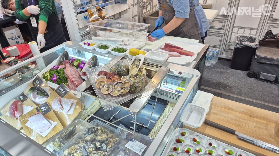 컬리 입점을 앞둔 보물섬이 방어회를 뜨고 있다. / 사진=한다원 기자