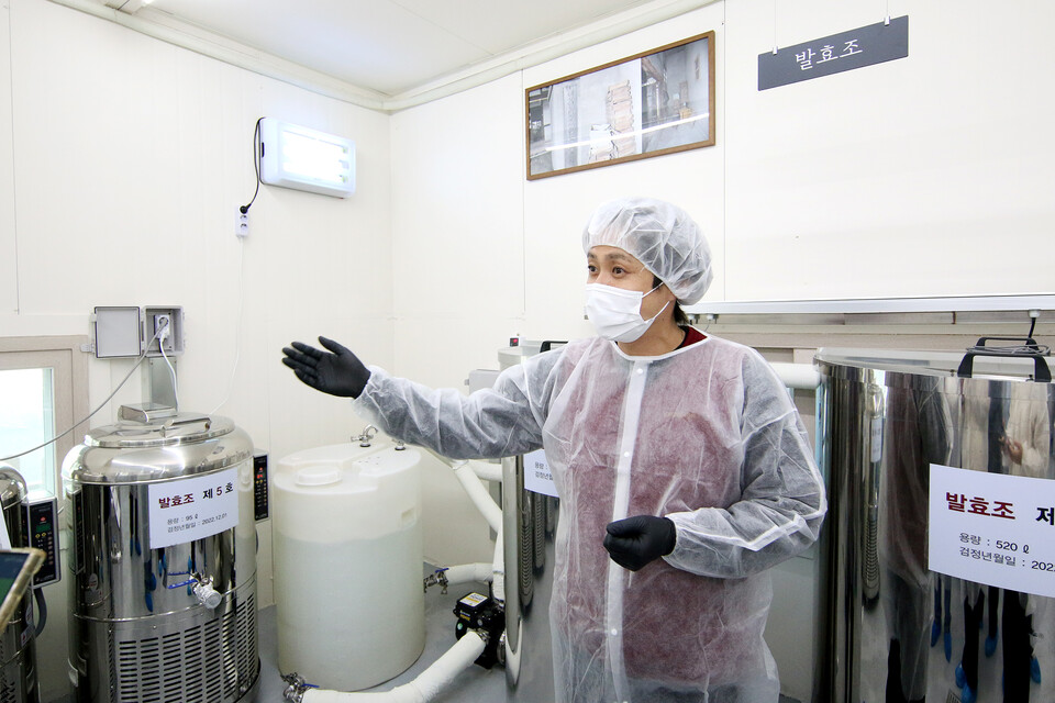 발효공방1991 양조장 투어 진행 모습. / 사진=교촌