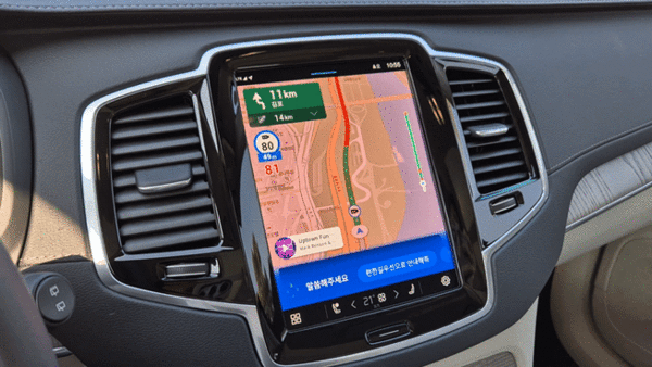 볼보 대형 SUV XC90 T8에 티맵 기술를 기반으로 개발된 각종 인포테인먼트 기능이 작동하고 있다. / 영상=최동훈 기자