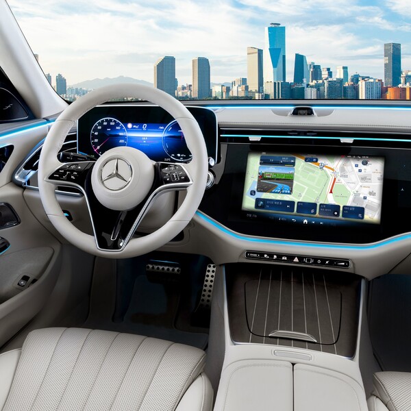 메르세데스-벤츠 코리아가 지난 18일 출시한 E 350 e 4MATIC 위드 EQ 하이브리드 테크놀로지에 국내 신차 최초로 티맵 오토가 탑재됐다. / 사진=메르세데스-벤츠 코리아