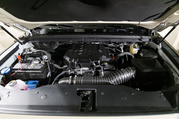 기아가 내년 상반기 출시할 픽업트럭 타스만의 엔진룸. 가솔린 2.5 터보 엔진을 장착했다. / 사진=기아 공식 네이버 포스트 캡처