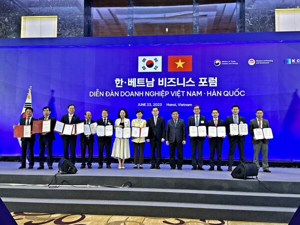 강구영(오른쪽 네번째부터) 한국항공우주산업(KAI) 사장, 응우옌 찌 중 베트남 기획투자부(MPI) 장관, 이창양 산업통상자원부 장관 등이 지난해 6월23일(현지시간) 베트남 하노이에서 열린 한-베트남 비즈니스 포럼에서 업무협약(MOU) 체결 기념촬영을 하고 있다. / 사진=한국항공우주산업(KAI)