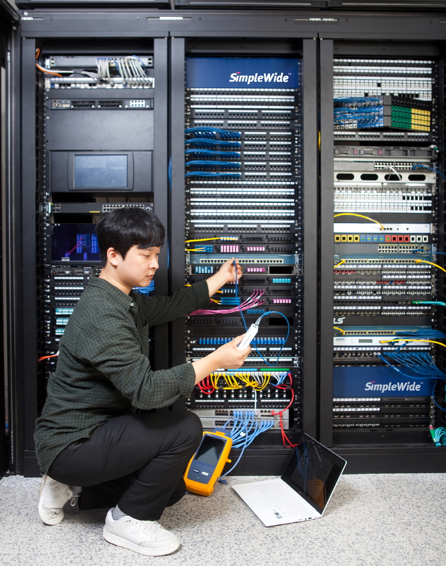 LS전선 직원이 데이터센터에서 랜케이블을 점검하고 있다. / 사진=LS