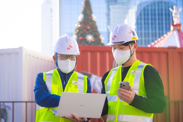 SK텔레콤, SK오앤에스 직원들이 잠실역 주변의 네트워크 현황을 점검하는 모습 / 사진 = SK텔레콤