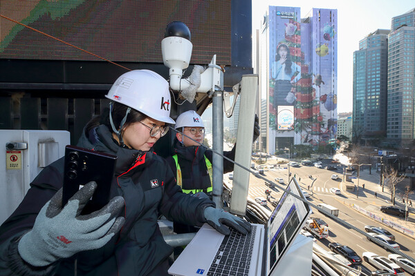 KT 직원들이 네트워크 현황을 점검하고 있다 / 사진 = KT