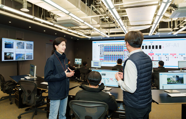 정신아 카카오 대표가 지난 24일 경기도 안산시 한양대 에리카(ERICA) 캠퍼스 내 위치한 카카오 데이터센터 안산을 방문했다. / 사진 = 카카오