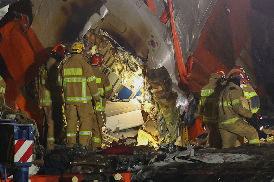 29일 오후 전남 무안군 무안국제공항에서 발생한 제주항공 여객기 충돌 폭발 사고 현장에서 소방대원들이 여객기 내부를 살펴보고 있다. / 사진=연합뉴스