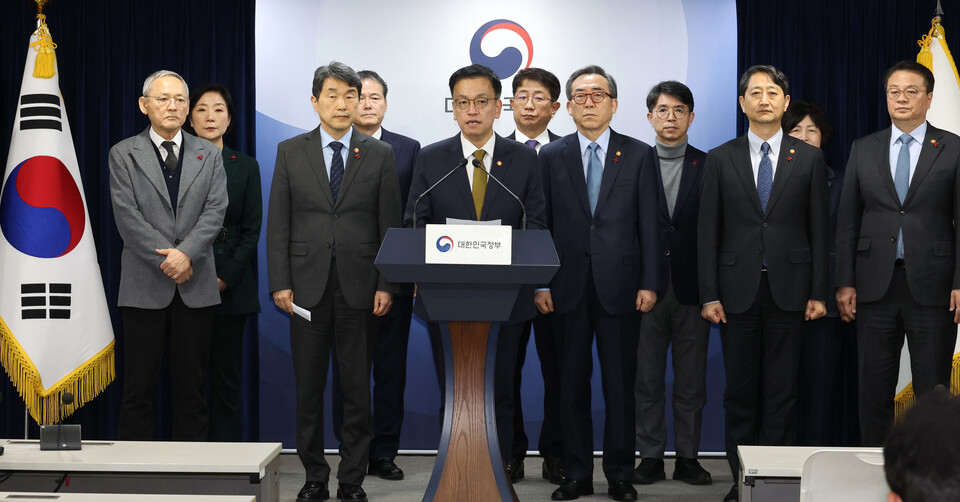 최상목 경제부총리 겸 기획재정부 장관(가운데)과 국무위원들이 27일 서울 종로구 정부서울청사에서 한덕수 대통령 권한대행 국무총리 탄핵에 대한 입장을 발표하고 있다. / 사진=연합뉴스