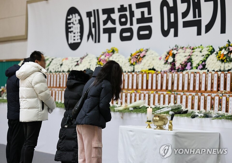 1일 전남 무안군 무안스포츠파크에 마련된 제주항공 참사 합동분향소에서 시민들이 분향하고 있다. / 사진=연합뉴스