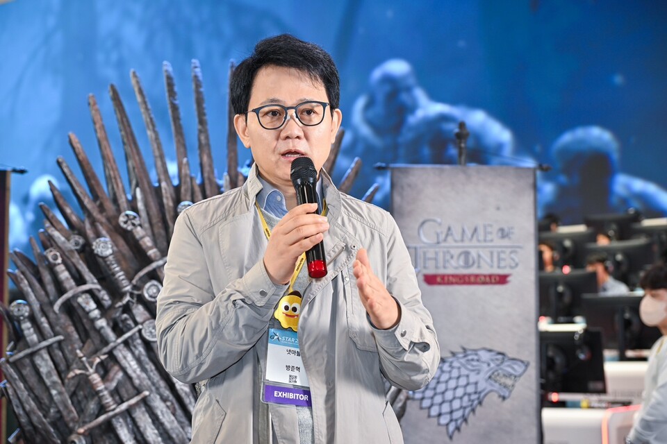 방준혁 넷마블·코웨이 의장이 지스타 2024 '왕좌의게임:킹스로드' 부스 앞에서 질의응답을 하고 있다 / 사진=넷마블