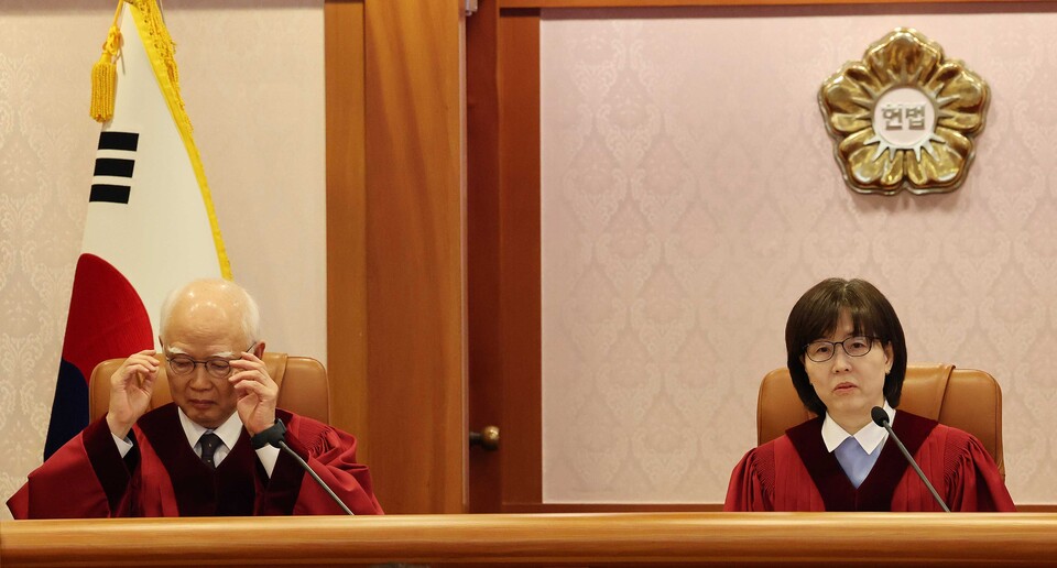 정형식(왼쪽), 이미선 헌법재판관이 3일 오후 서울 종로구 헌법재판소 소심판정에서 열린 윤석열 대통령 탄핵심판 2회 변론준비기일을 진행하고 있다. / 사진=연합뉴스