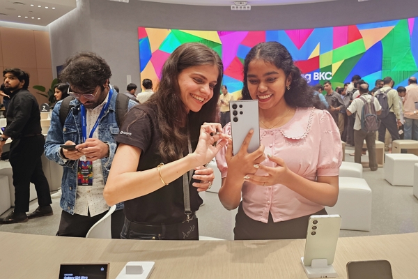 인도 뭄바이 삼성 오프라인 매장에서 현지 고객이 갤럭시S24 울트라를 체험하는 모습 / 사진=삼성전자 뉴스룸 인디아 캡처