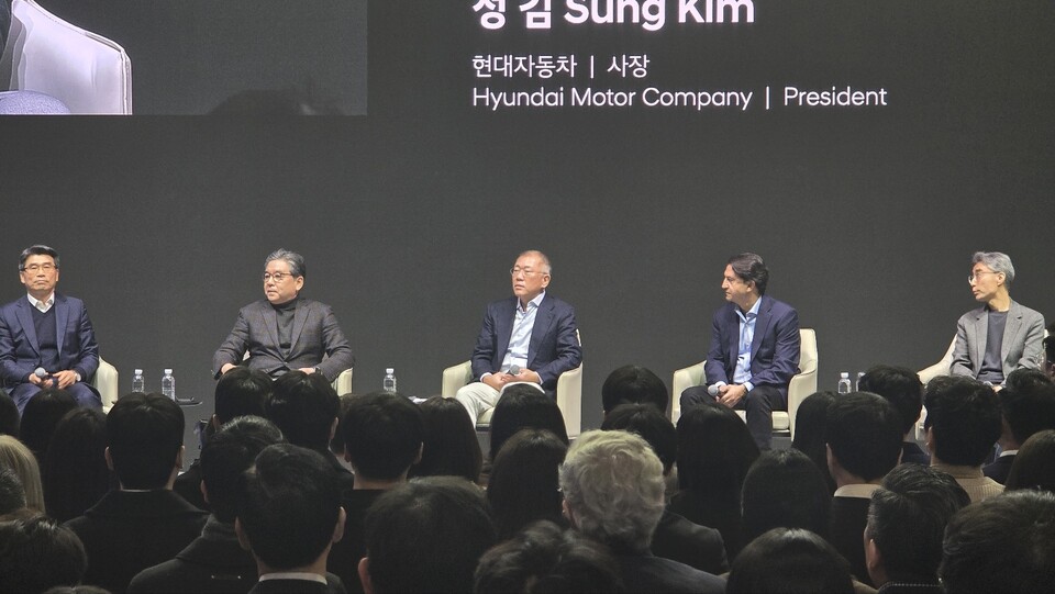 정의선 회장(사진 가운데)을 비롯해 현대차그룹 주요 경영진들이 새해 그룹 비전에 대해 설명하고 있다. (사진 왼쪽부터 송호성 기아 사장, 장재훈 현대차그룹 부회장, 정의선 현대차그룹 회장, 호세 무뇨스 현대차 사장, 송창현 현대차 사장) / 사진=박성수 기자  