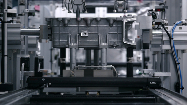 현대자동차그룹의 E-GMP 기반 전기차에 탑재되는 통합충전제어장치(ICCU) 모듈이 공장에서 조립되고 있다.  / 사진=HMG저널