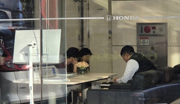 서울 소재 자동차 전시장의 방문객들이 영업사원으로부터 설명을 듣고 있다. / 사진=최동훈 기자