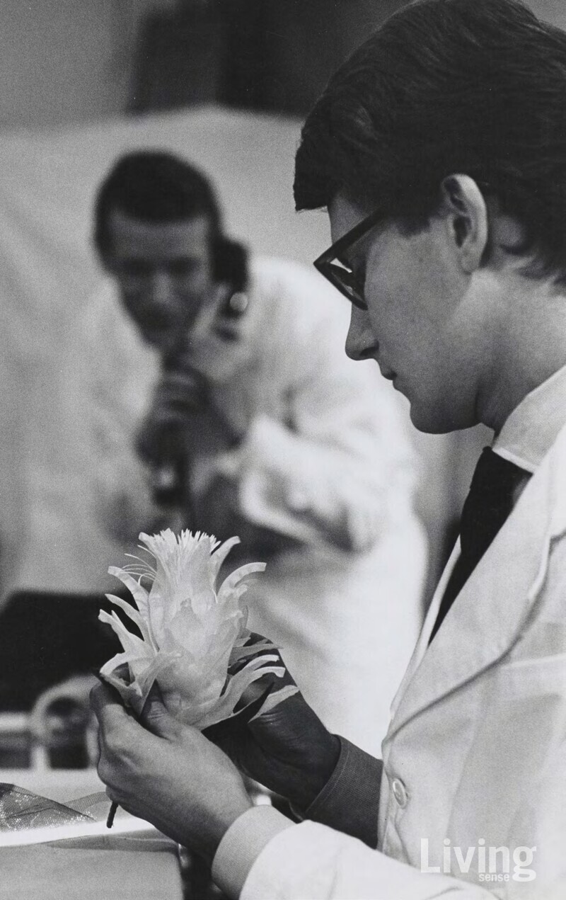 1961년 12월, 파리 11 루 장-구종11 rue Jean-Goujon에서 첫 컬렉션을 준비하는 모습. ©Pierre Boulat 