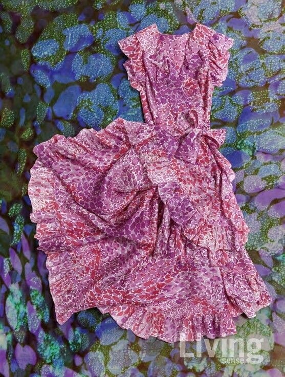 ‘피에르 보나르에 대한 오마주’로 불리는 드레스. 실크, 새틴, 오간자 소재의 2001년 봄-여름 오트 쿠튀르 컬렉션. Photographie de Sarah Braeck. ©Yves Saint Laurent, ©Sarah Braeck 