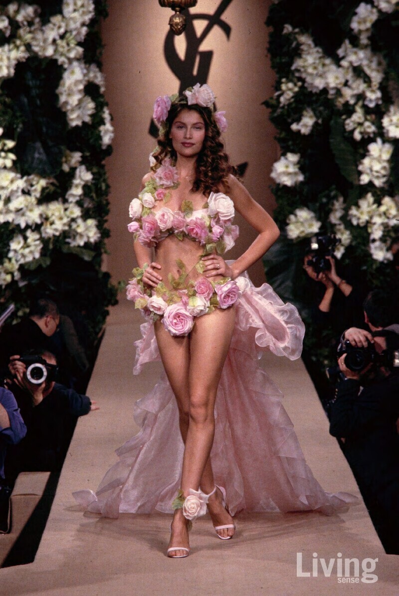 레티샤 카스타가 입은 웨딩드레스. 1999년 봄-여름 오트 쿠튀르 컬렉션. Photographie de Guy Marineau. ©Yves Saint Laurent, ©Guy Marineau