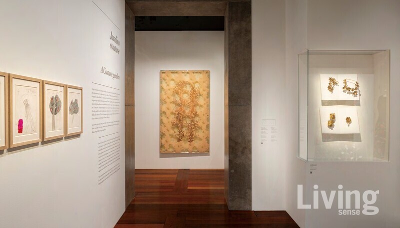 덧없는 아름다움에 대한 찬사로서의 꽃을 표현한 샘 폴스와 이브 생로랑의 작품이 함께 전시되었다. ©Thibaut Voisin