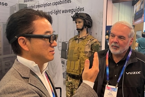 김보은 라온텍 대표가 뷰직스의 울트라라이트 프로 스마트 안경을 체험하고 있다. 왼쪽부터 김보은 대표, 폴 트레버스 뷰직스 대표 / 사진=라온텍 