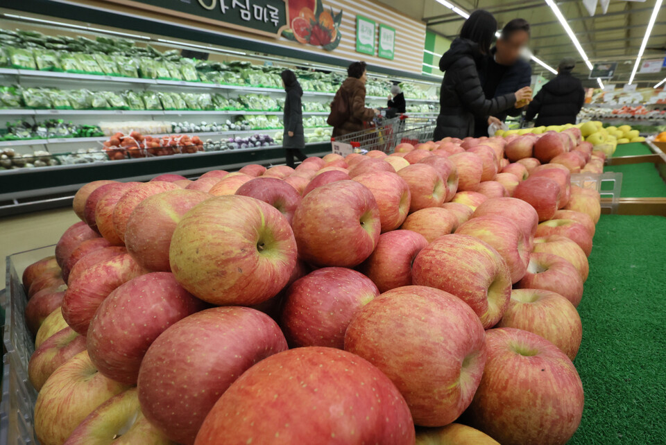 지난 9일 서울 서초구 하나로마트 양재점 사과 매대./사진=연합뉴스