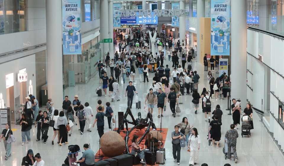 항공 여객들이 인천국제공항 제1여객터미널 출국장에서 이동하고 있다. / 사진=연합뉴스