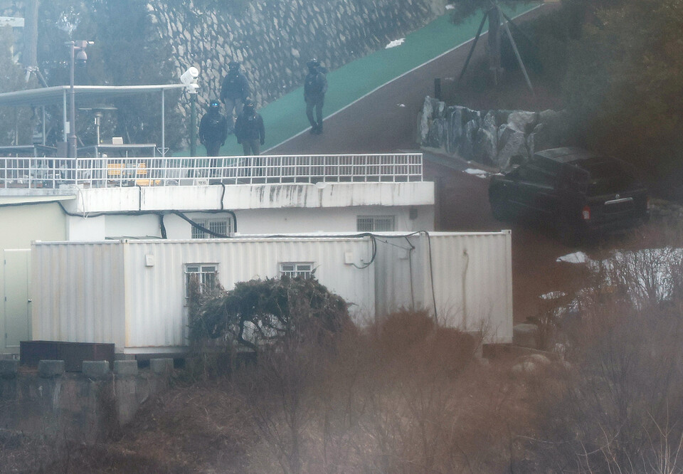 고위공직자범죄수사처(공수처)가 윤석열 대통령에 대한 체포영장을 재발부받은 지 일주일을 맞은 13일 오전 서울 용산구 한남동 대통령 관저에서 경호처 대테러과 직원으로 보이는 인물들이 순찰하고 있다. / 사진=연합뉴스