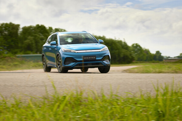 BYD코리아가 이날 환경부로부터 상온 복합주행거리 321km를 인증받은 준중형 전기 SUV 아토3. / 사진=BYD