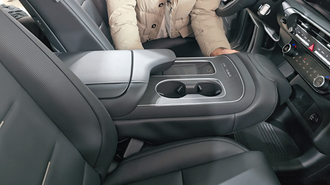 9인승의 경우 센터콘솔 형태에서 위로 올리면 좌석으로 전환 가능하다. / 사진=박성수 기자