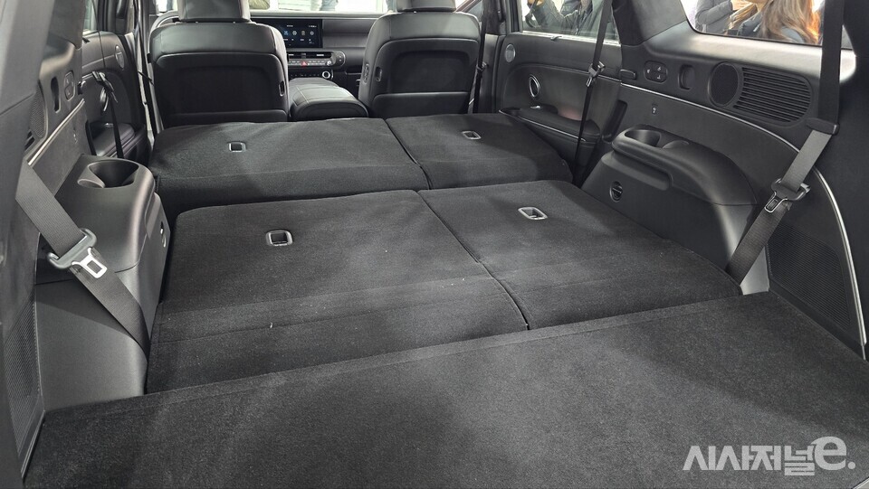 2열과 3열을 접으면 차박이 가능할 정도로 넓은 공간을 제공한다. / 사진=박성수 기자