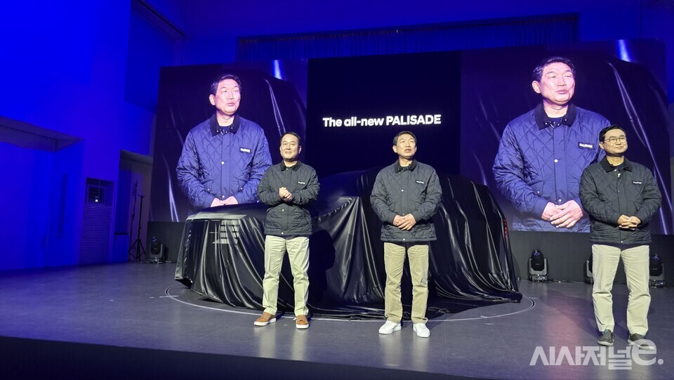 이날 팰리세이드 행사에는 현대차 역사상 처음으로 노사 대표가 자리를 함께 했다. (사진 왼쪽부터) 이동석 현대차 대표이사 사장과 문용문 금속노조 현대차지부장, 정유석 현대차 국내사업본부 부사장. / 사진=박성수 기자