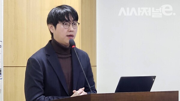 하정우 네이버클라우드 AI이노베이션 센터장이 14일 서울 여의도 국회의원회관에서 열린 간담회에서 발표하고 있다. / 사진 = 김용수 기자