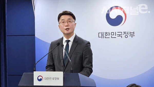 류제명 과학기술정보통신부 네트워크정책실장이 15일 서울 종로구 정부서울청사에서 '알뜰폰 경쟁력 강화방안'을 발표하고 있다. / 사진 = 김용수 기자