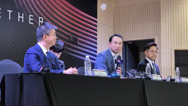 BYD 임원들이 현장에서 취재진 질문에 답하고 있다. (왼쪽부터)딩하이미아오 BYD 코리아 대표이사, 류쉐량 총경리, 조인철 대표. / 사진=최동훈 기자