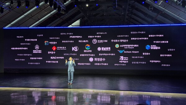 류쉐량 BYD 아시아태평양 자동차 영업사업부 총경리가 BYD 코리아의 국내 전기버스 파트너사들과 협력해온 점을 발표하고 있다.  / 사진=최동훈 기자