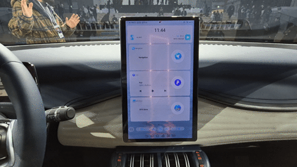 아토3에 탑재된 12.8인치 회전식 터치스크린 디스플레이가 작동하고 있다. / 영상=최동훈 기자