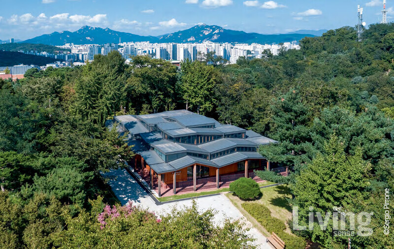 오동숲속도서관은 한국에서 보기 드문 목조건축물이다. 콘크리트 건물에서는 느낄 수 없는 따뜻함이 느껴진다. 동시에 나무로 울창한 주변과도 이질적이지 않고 조화롭게 어우러진다. 저마다 단차가 다른 지붕은 마치 굴곡진 자락 길을 떠올리게 만들다가도, 가운데가 봉긋 솟아 있어 완만한 산봉우리를 연상케 한다.
