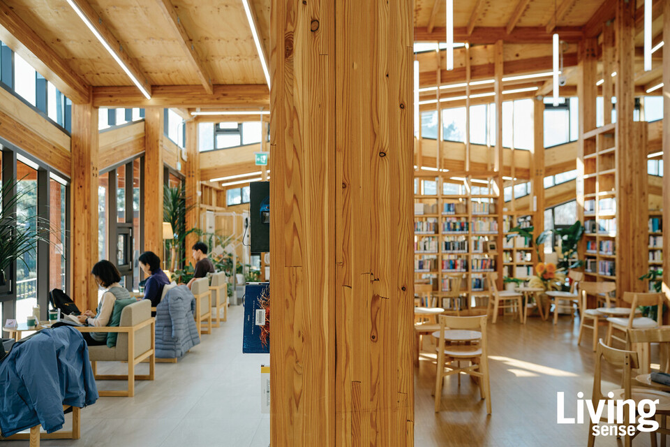 공간을 구분 짓는 벽 없이 듬성듬성 배치한 책장만이 존재하는 오동숲속도서관. 이는 벽과 문이 없는 열린 구조로 설계하는 독일 건축가 미스 반 데어 로에의 디자인 철학인 ‘흐르는 공간Flowing Space’을 연상케 한다. 덕분에 공간은 운영자의 의도에 따라 다양한 방식으로 변화무쌍하게 활용된다. 소리의 울림이 꽤나 좋아 건축가는 이곳에서 음악회를 하면 제격이겠다 생각한다.