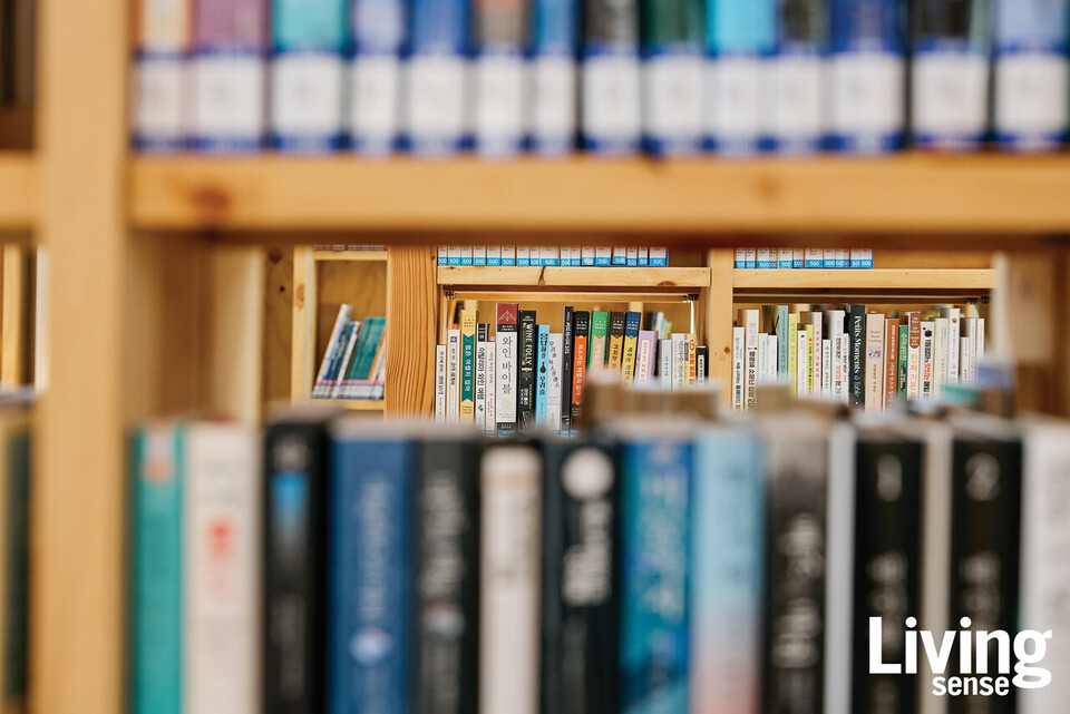 책꽂이의 뒷면을 막지 않아 책장 너머 책들이 틈 사이로 겹겹이 중첩되어 보이는 책장. 이는 건축가가 강조한 건축적 맥락에서의 ‘투명함’이라는 개념과도 맥을 같이한다.