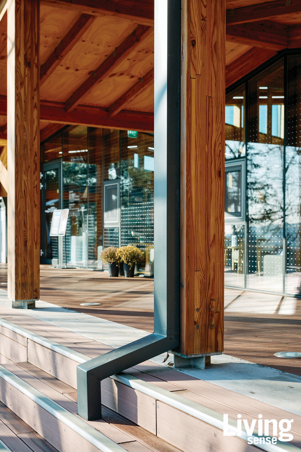 건축에서 작은 디테일 하나가 건물의 완성도를 좌우할 수 있다. 도서관의 홈통 역시 시판 제품이 아닌 건축가가 직접 디자인한 것으로 지붕에 사용한 것과 같은 금속 소재로 제작됐다. 홈통 너머로 햇살이 가득 들어온 나무 데크의 모습이 보인다.