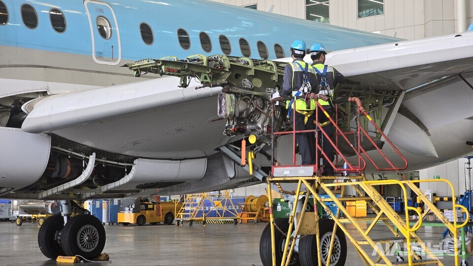 대한항공 정비사들이 항공기를 정비하는 모습. / 사진=박성수 기자