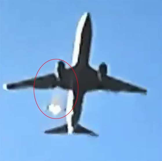 지난해 12월29일 전남 무안국제공항에서 추락한 제주항공 여객기 오른쪽 엔진에서 이상 화염이 나오고 있는 모습(빨간원). / 사진=연합뉴스