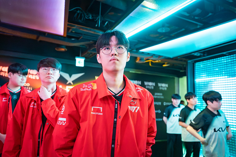 T1(좌)과 디플러스 기아(우) 선수들이 지난 16일 경기를 앞두고 대기하고 있다. / 사진=LCK 