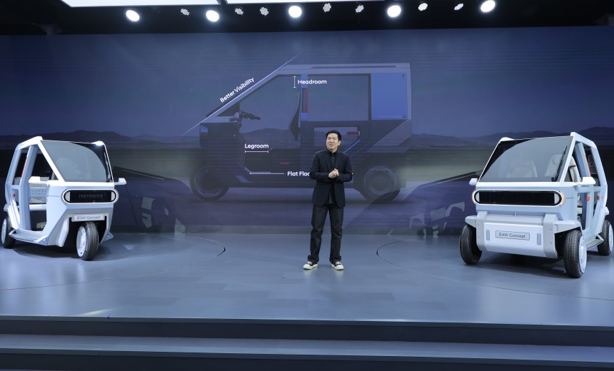 현대차 현대제네시스글로벌디자인담당 이상엽 부사장이 18일(현지시간) 바랏 모빌리티 글로벌 엑스포 2025 행사에서 3륜 및 마이크로 4륜 EV 콘셉트 디자인을 설명하고 있다. / 사진=현대차 