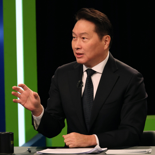 최태원 대한상공회의소 회장 겸 SK그룹 회장이 19일 KBS 일요진단에 출연해 2025년 경제 전망과 대응 방안에 대한 의견을 말하고 있다. /사진=대한상공회의소