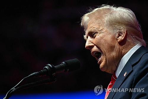 도널드 트럼프 미국 대통령 당선인이 취임 하루 전인 19일(현지시간) 워싱턴DC '캐피털 원 아레나'에서 열린 승리 축하 집회에서 발언하고 있다. / 사진=연합뉴스.